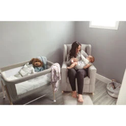 Babygo Goodnight Beige Wieg 4362 -Goedkope Babywinkel babygo goodnight wieg aan bed sfeer 3 1