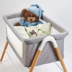 Babygo Goodnight Beige Wieg 4362 -Goedkope Babywinkel babygo goodnight wieg aan bed sfeer 4 1